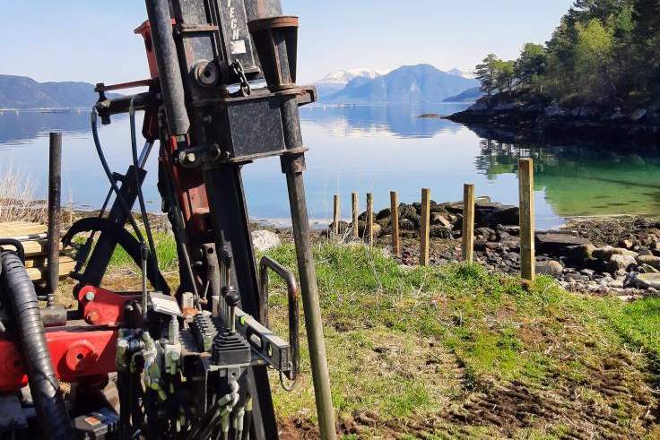 Landbruksgjerde ned mot vann. HT Gjerde Møre og Romsdal. Trio Maskinlag. HT Gjerde. High tensile netting